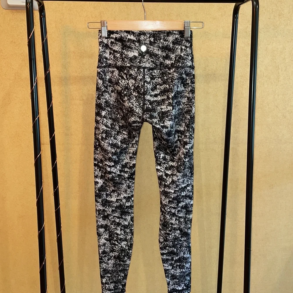 Lululemon leggings. Size 4. Tags off but barely worn. Great condition - Picture 2 of 4